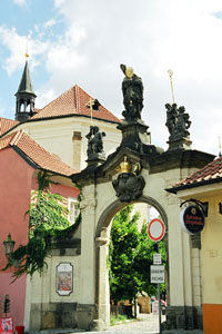 Главные ворота Страговского монастыря