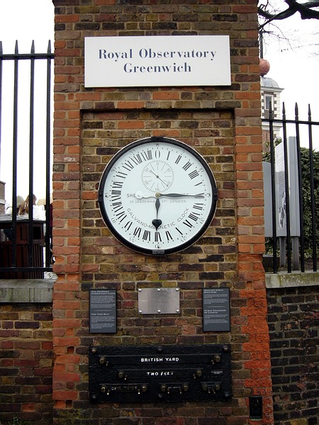 Что такое время по гринвичу. Гринвичские часы. Гринвич время. Гринвич парк Лондон часы. Гринвичский парк статуя часы.